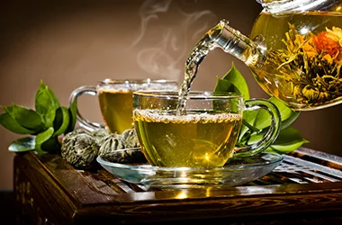 Dlaczego warto pić zieloną herbatę? Bogactwo witamin i właściwości odchudzające