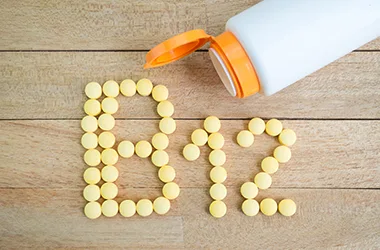 Niedobór witaminy B12 – kogo dotyka, czym się objawia i jak mu zapobiec?