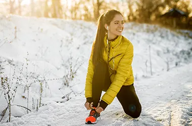 Jak zabezpieczyć się przed pogodą, podczas wykonywania aktywności fizycznej na zewnątrz — w okresie jesieni i zimy